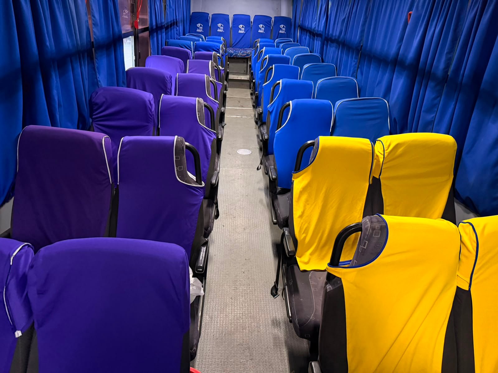 Interiores cómodos y sanitizados de autobuses ejecutivos